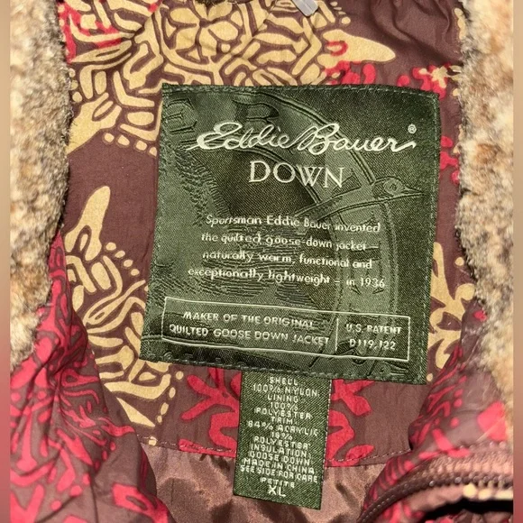 Eddie Bauer Festive Snowflake Puffer Vest - Picture 6 of 6